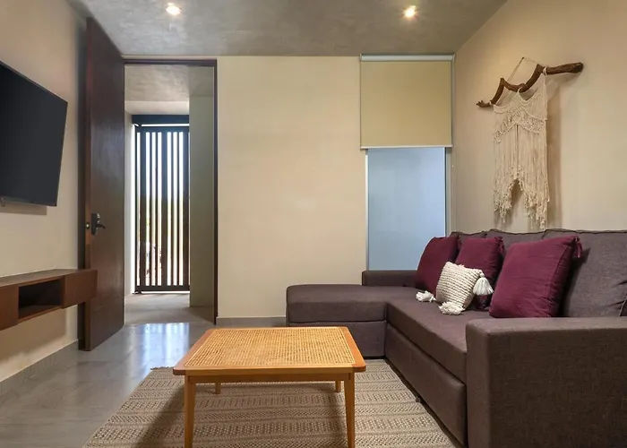 New Spacious 1br With Private Pool Near Cafes & Dining *