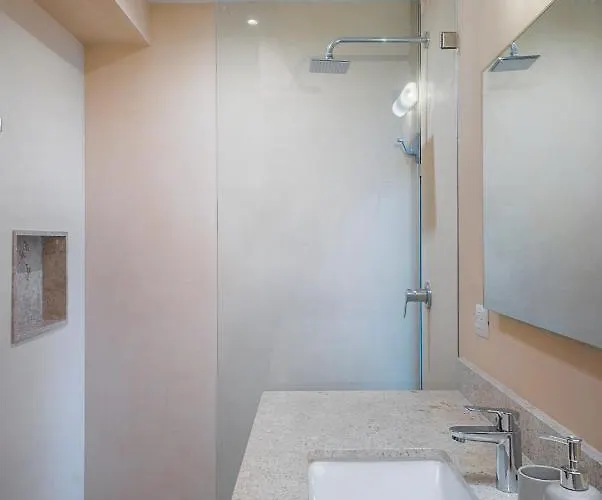 New Spacious 1br With Private Pool Near Cafes & Dining Apartment *